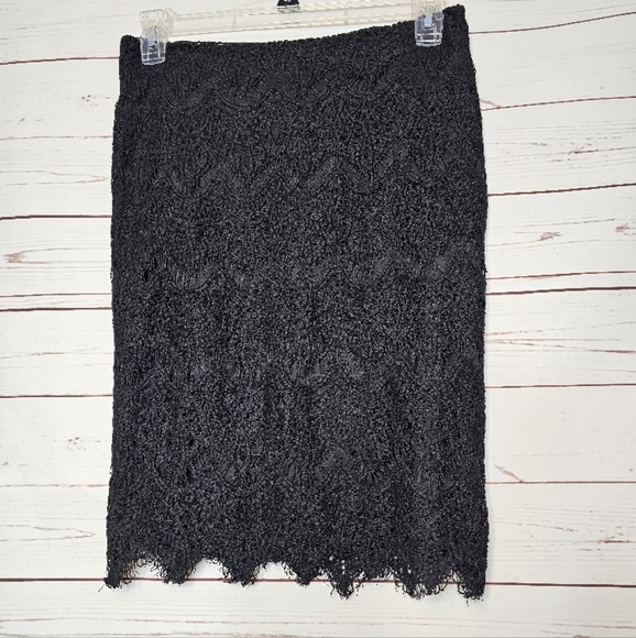 Isda & Co Scalloped Hem Black Lace Pencil Skirt - Picture 3 of 13